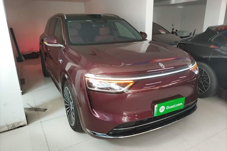 Used Hima AITO M8 2025 Extended-Range Ultra Version 53.4 kWh 5-Seater Edition Front Right 45 Deg
