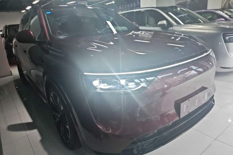 Used Hima AITO M8 2025 Extended-Range Ultra Version 53.4 kWh 6-Seater Edition Front Right 45 Deg