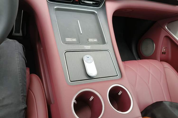 Used Hima AITO M8 2025 Extended-Range Ultra Version 53.4 kWh 5-Seater Edition Gear Lever