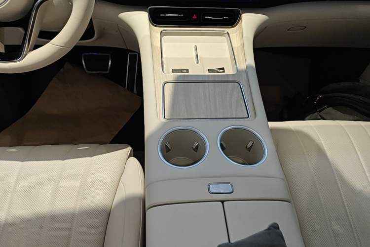 Used Hima AITO M8 2025 Extended-Range Max+ Version 53.4 kWh 6-Seater Edition Gear Lever