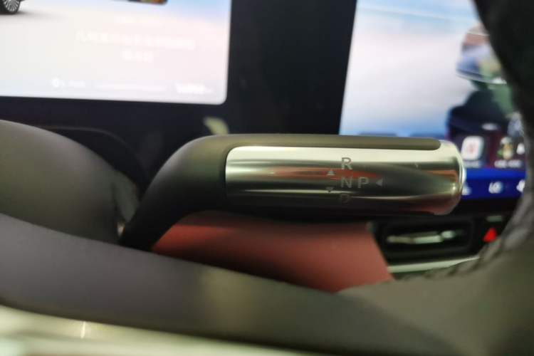 Used Hima AITO M8 2025 Extended-Range Ultra Version 53.4 kWh 5-Seater Edition Gear Lever
