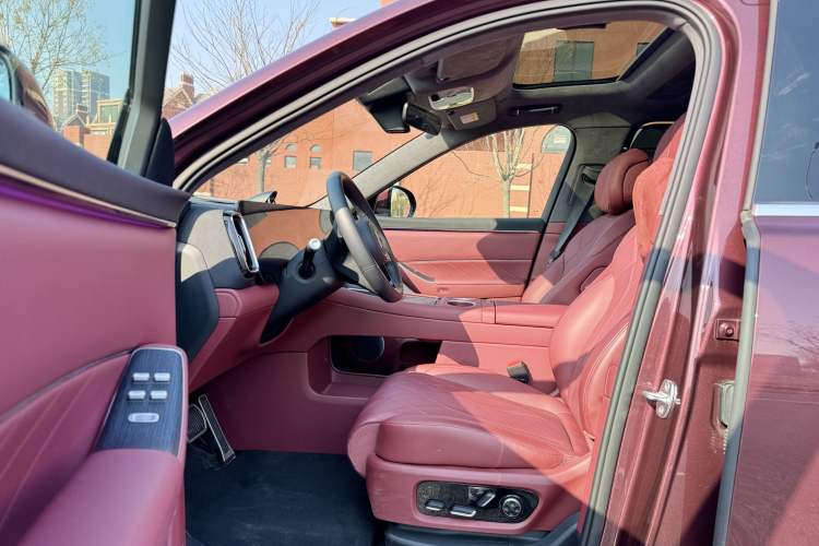 Used Hima AITO M8 2025 Extended-Range Ultra Version 53.4 kWh 5-Seater Edition Interior 1