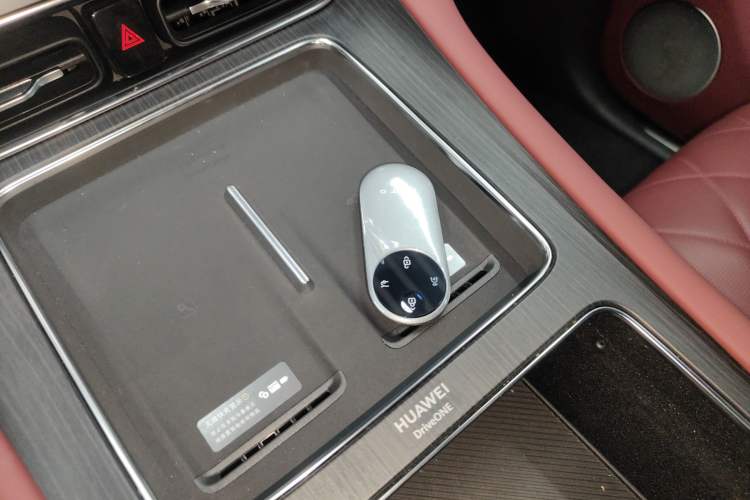 Used Hima AITO M8 2025 Extended-Range Max+ Version 53.4 kWh 6-Seater Edition Interior 1