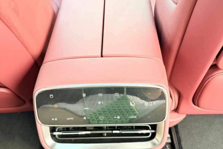 Used Hima AITO M8 2025 Extended-Range Ultra Version 53.4 kWh 5-Seater Edition Interior 4