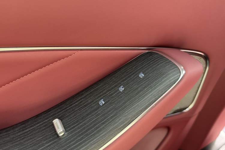Used Hima AITO M8 2025 Extended-Range Ultra Version 53.4 kWh 5-Seater Edition Interior 5
