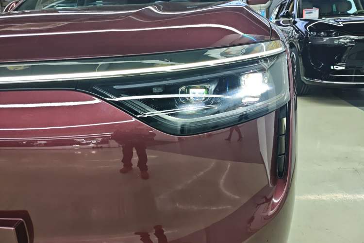 Used Hima AITO M8 2025 Extended-Range Ultra Version 53.4 kWh 5-Seater Edition Left Front Headlight