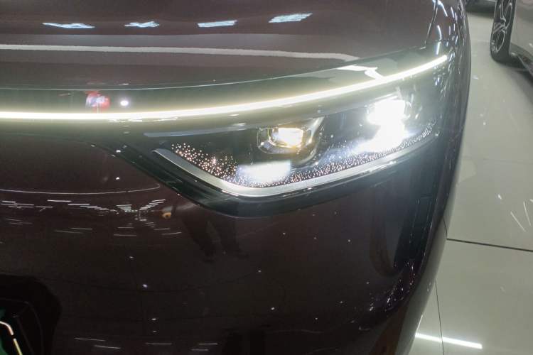 Used Hima AITO M8 2025 Extended-Range Ultra Version 53.4 kWh 5-Seater Edition Left Front Headlight