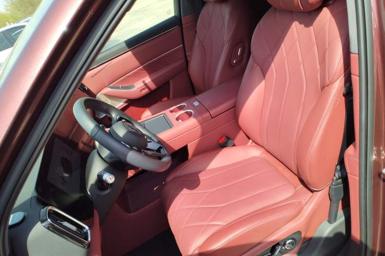 Used Hima AITO M8 2025 Extended-Range Ultra Version 53.4 kWh 5-Seater Edition Left Front Seat