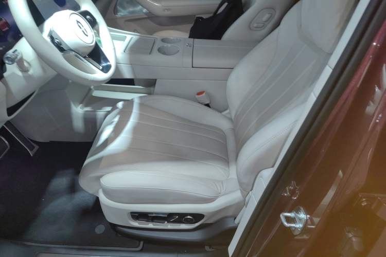 Used Hima AITO M8 2025 Extended-Range Ultra Version 53.4 kWh 5-Seater Edition Left Front Seat