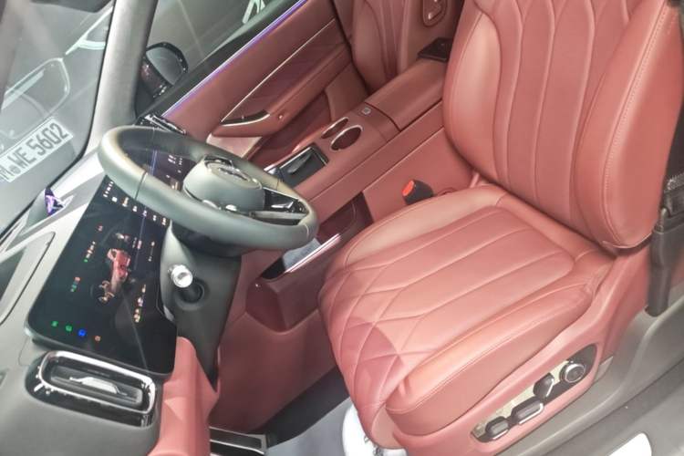 Used Hima AITO M8 2025 Extended-Range Ultra Version 53.4 kWh 6-Seater Edition Left Front Seat