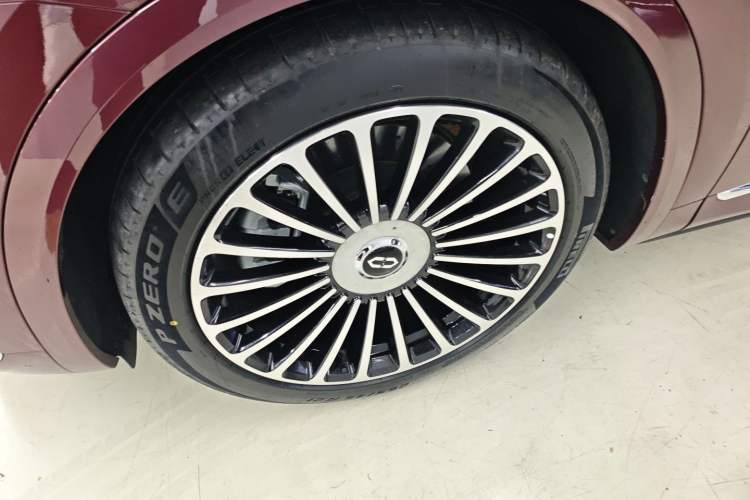 Used Hima AITO M8 2025 Extended-Range Ultra Version 53.4 kWh 5-Seater Edition Left Front Wheel Hub