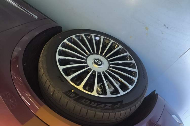 Used Hima AITO M8 2025 Extended-Range Ultra Version 53.4 kWh 5-Seater Edition Left Front Wheel Hub