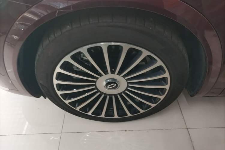 Used Hima AITO M8 2025 Extended-Range Ultra Version 53.4 kWh 5-Seater Edition Left Front Wheel Hub