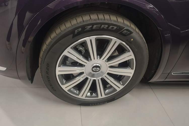 Used Hima AITO M8 2025 Model Pure Electric Max+ Five-Seat Long-Range Version Left Front Wheel Hub