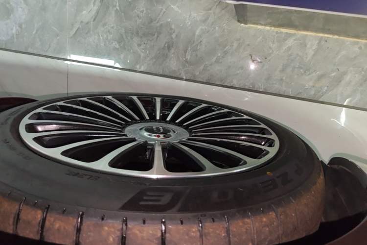 Used Hima AITO M8 2025 Extended-Range Ultra Version 53.4 kWh 5-Seater Edition Left Front Wheel Hub