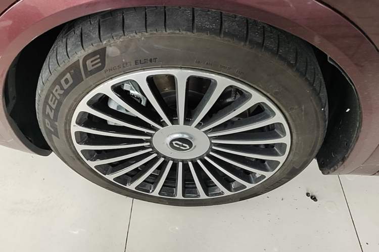 Used Hima AITO M8 2025 Extended-Range Ultra Version 53.4 kWh 5-Seater Edition Left Front Wheel Hub