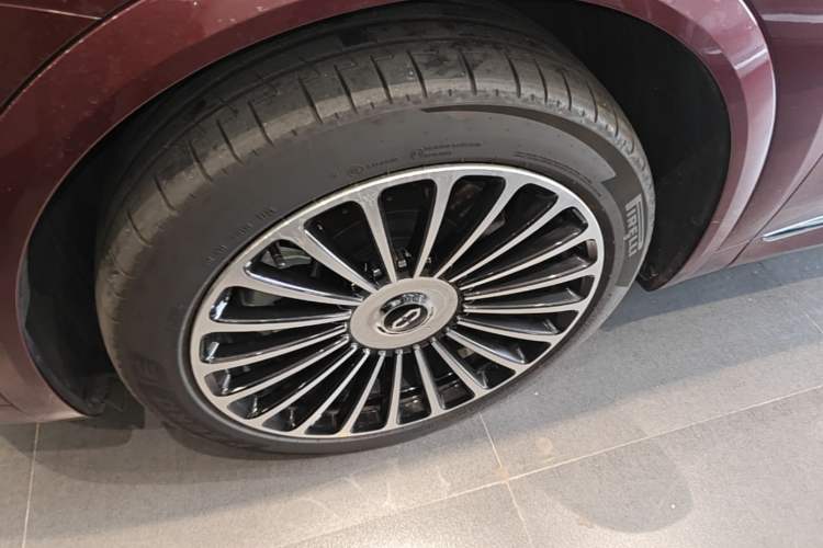 Used Hima AITO M8 2025 Extended-Range Ultra Version 53.4 kWh 5-Seater Edition Left Front Wheel Hub