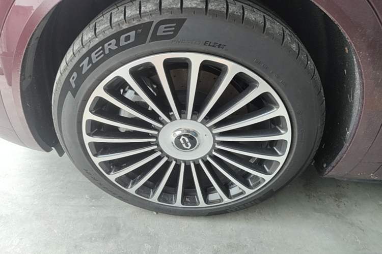 Used Hima AITO M8 2025 Extended-Range Ultra Version 53.4 kWh 5-Seater Edition Left Front Wheel Hub