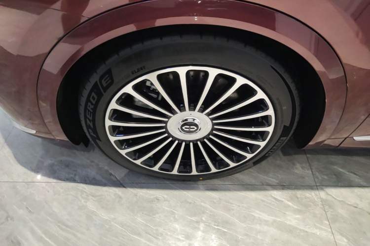 Used Hima AITO M8 2025 Extended-Range Ultra Version 53.4 kWh 6-Seater Edition Left Front Wheel Hub