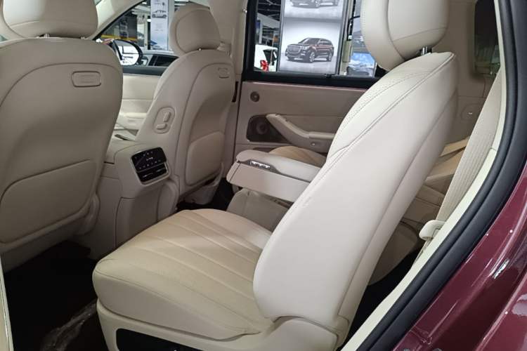 Used Hima AITO M8 2025 Extended-Range Ultra Version 53.4 kWh 6-Seater Edition Left Rear Seat