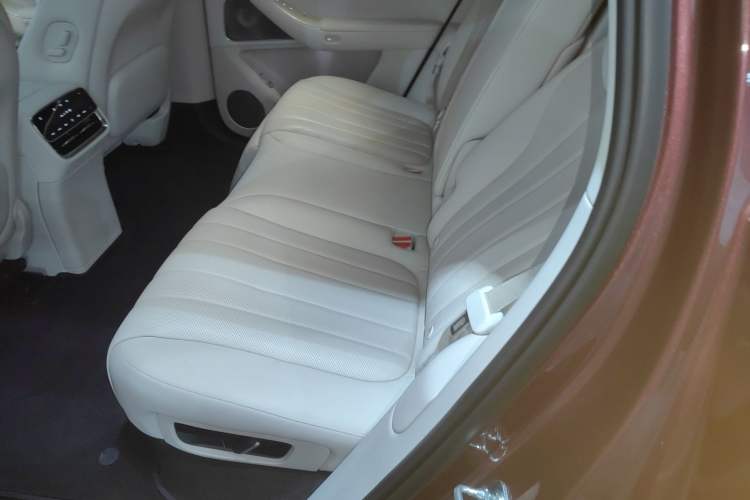Used Hima AITO M8 2025 Extended-Range Ultra Version 53.4 kWh 5-Seater Edition Left Rear Seat
