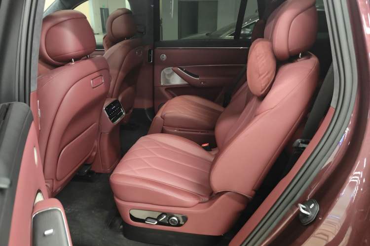 Used Hima AITO M8 2025 Extended-Range Max+ Version 53.4 kWh 6-Seater Edition Left Rear Seat