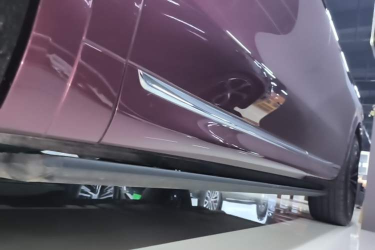 Used Hima AITO M8 2025 Extended-Range Ultra Version 53.4 kWh 5-Seater Edition Left Side Sill