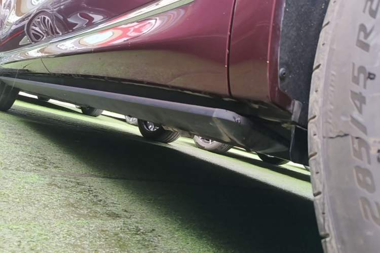 Used Hima AITO M8 2025 Extended-Range Ultra Version 53.4 kWh 5-Seater Edition Left Side Sill