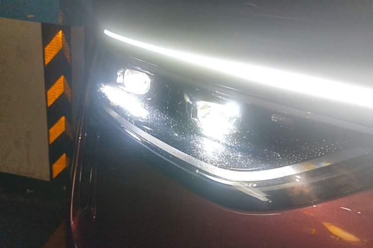Used Hima AITO M8 2025 Extended-Range Max+ Version 53.4 kWh 6-Seater Edition Right Front Headlight