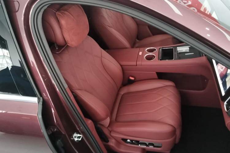 Used Hima AITO M8 2025 Extended-Range Ultra Version 53.4 kWh 5-Seater Edition Right Front Seat