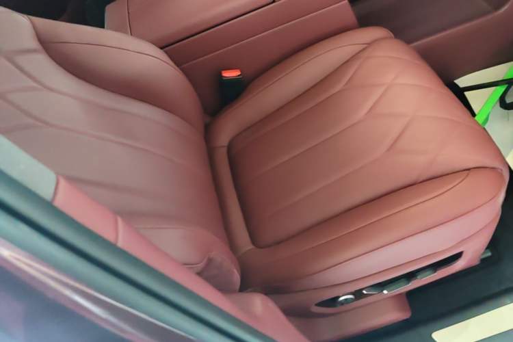 Used Hima AITO M8 2025 Extended-Range Ultra Version 53.4 kWh 5-Seater Edition Right Front Seat