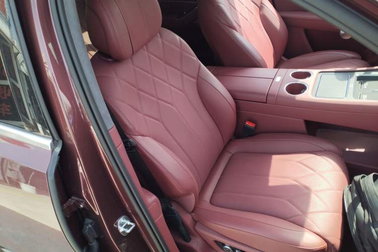 Used Hima AITO M8 2025 Extended-Range Ultra Version 53.4 kWh 5-Seater Edition Right Front Seat