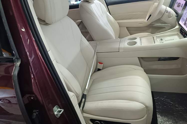 Used Hima AITO M8 2025 Extended-Range Ultra Version 53.4 kWh 6-Seater Edition Right Front Seat