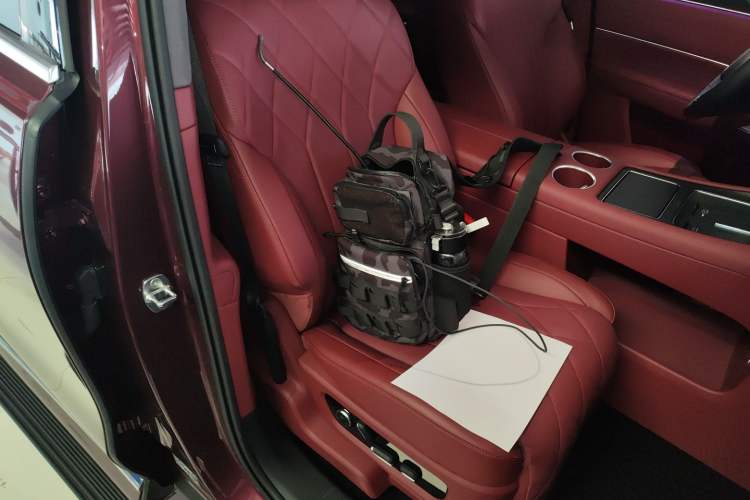 Used Hima AITO M8 2025 Extended-Range Ultra Version 53.4 kWh 5-Seater Edition Right Front Seat