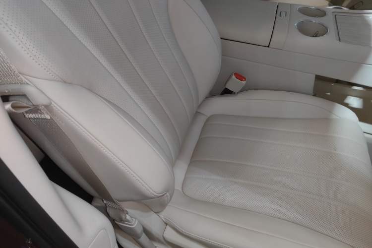 Used Hima AITO M8 2025 Extended-Range Ultra Version 53.4 kWh 5-Seater Edition Right Front Seat