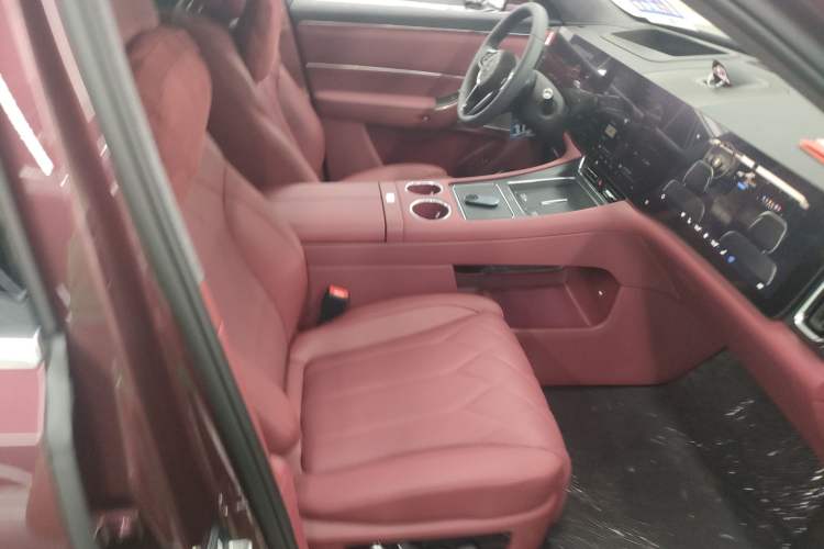 Used Hima AITO M8 2025 Extended-Range Max+ Version 53.4 kWh 5-Seater Edition Right Front Seat
