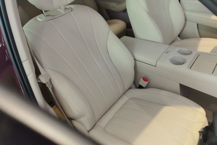 Used Hima AITO M8 2025 Extended-Range Max+ Version 53.4 kWh 6-Seater Edition Right Front Seat