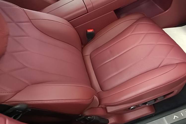 Used Hima AITO M8 2025 Extended-Range Ultra Version 53.4 kWh 5-Seater Edition Right Front Seat