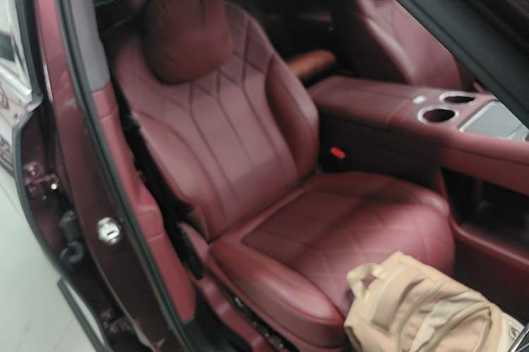 Used Hima AITO M8 2025 Extended-Range Ultra Version 53.4 kWh 5-Seater Edition Right Front Seat
