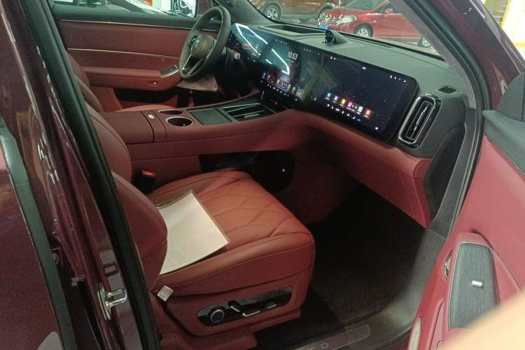Used Hima AITO M8 2025 Extended-Range Ultra Version 53.4 kWh 5-Seater Edition Right Front Seat
