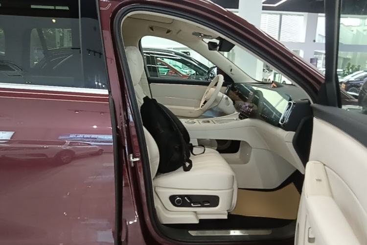 Used Hima AITO M8 2025 Extended-Range Ultra Version 53.4 kWh 5-Seater Edition Right Front Seat