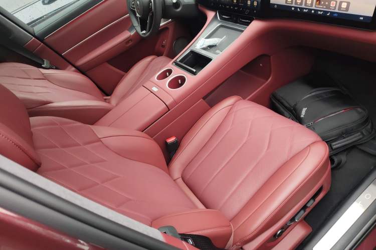 Used Hima AITO M8 2025 Extended-Range Ultra Version 53.4 kWh 5-Seater Edition Right Front Seat