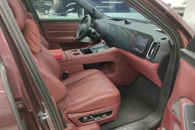 Used Hima AITO M8 2025 Extended-Range Max+ Version 53.4 kWh 6-Seater Edition Right Front Seat
