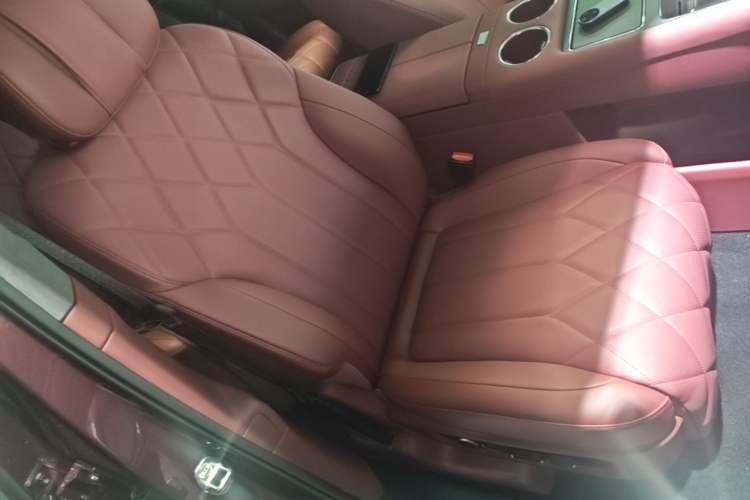 Used Hima AITO M8 2025 Extended-Range Ultra Version 53.4 kWh 6-Seater Edition Right Front Seat