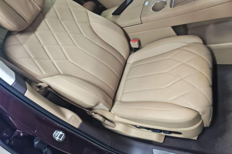 Used Hima AITO M8 2025 Extended-Range Ultra Version 53.4 kWh 5-Seater Edition Right Front Seat