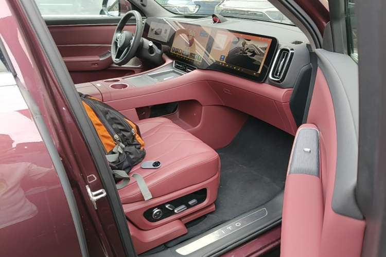 Used Hima AITO M8 2025 Extended-Range Ultra Version 53.4 kWh 5-Seater Edition Right Front Seat