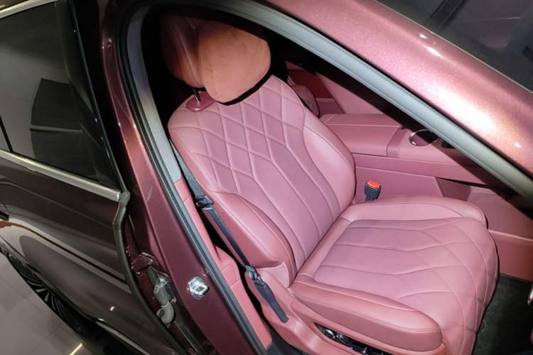 Used Hima AITO M8 2025 Extended-Range Ultra Version 53.4 kWh 5-Seater Edition Right Front Seat
