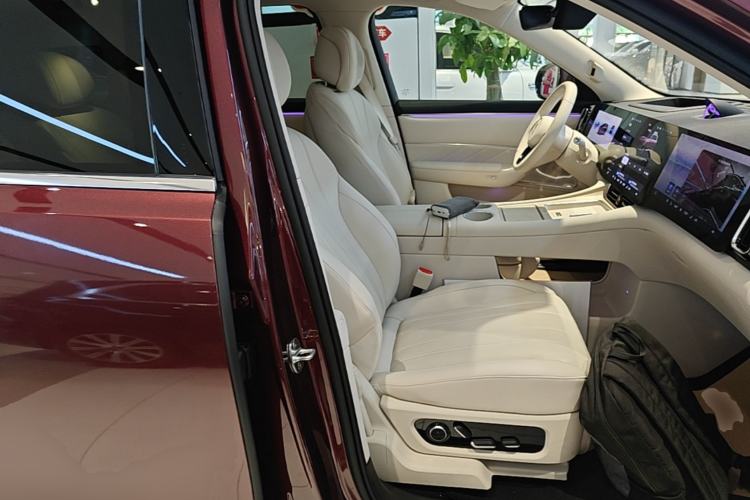 Used Hima AITO M8 2025 Extended-Range Max+ Version 53.4 kWh 6-Seater Edition Right Front Seat