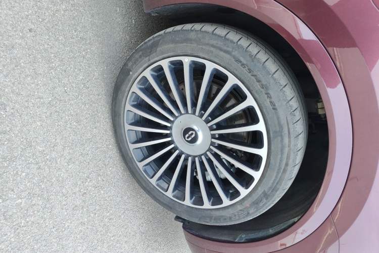 Used Hima AITO M8 2025 Model Range-Extended Ultra Version 53.4kWh 5-Seater (896-line LiDAR) Right Front Wheel Hub