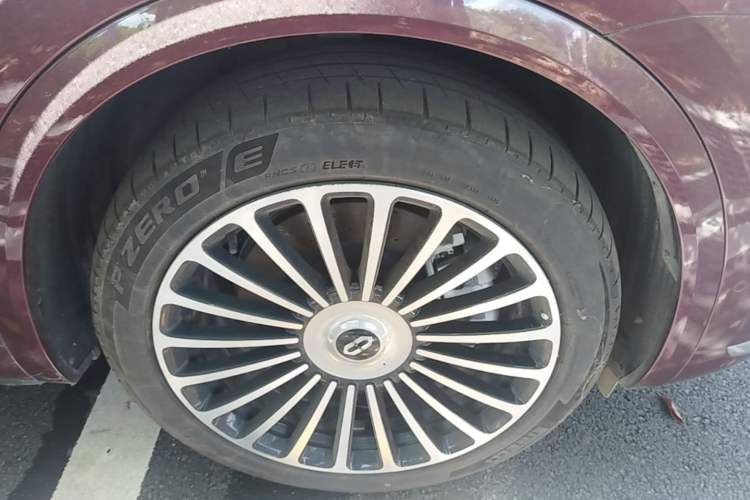 Used Hima AITO M8 2025 Extended-Range Ultra Version 53.4 kWh 5-Seater Edition Right Front Wheel Hub